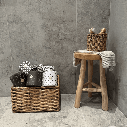 Korg med lyxigt inslagna bambu toalettpapper från Panboo Paper och träpall - badrumsinredning