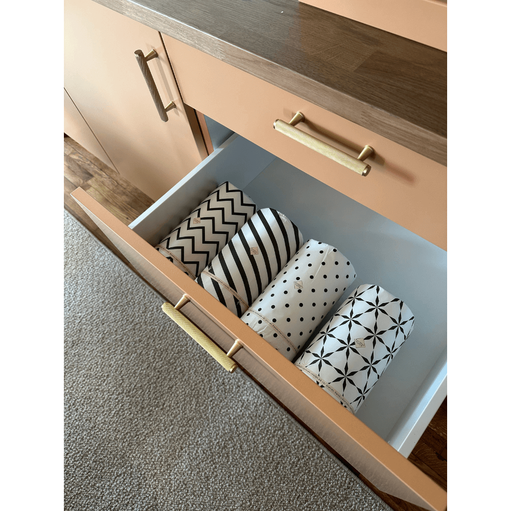 Lyxigt inslagna bambu hushållspapper i träkökslåda med guldiga detaljer - elegant köksorganisation