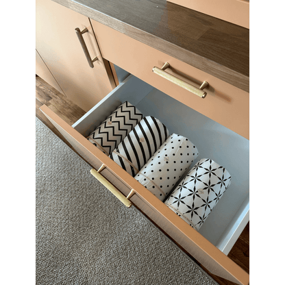 Lyxigt inslagna bambu hushållspapper i träkökslåda med guldiga detaljer - elegant köksorganisation