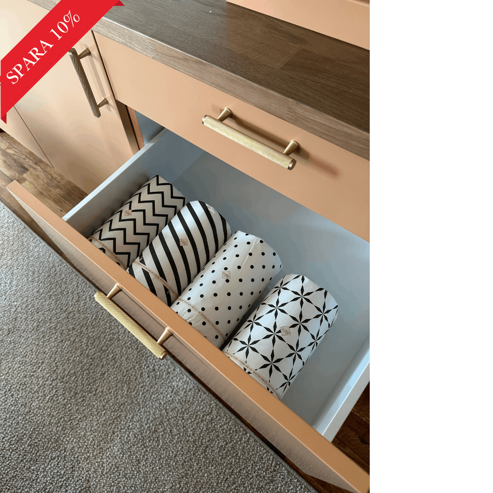 Lyxigt inslagna bambu hushållspapper i träkökslåda med guldiga detaljer - elegant köksorganisation