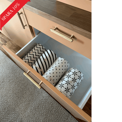 Lyxigt inslagna bambu hushållspapper i träkökslåda med guldiga detaljer - elegant köksorganisation