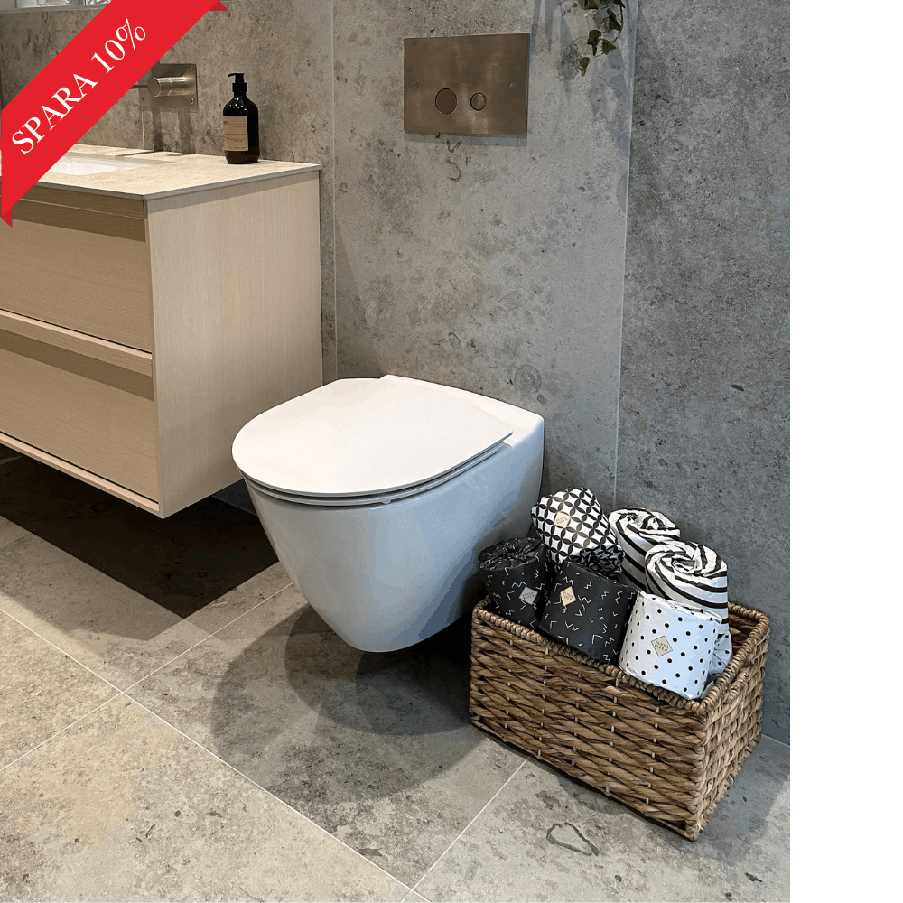 Bambu toalettpapper från Panboo Paper i korg i lyxigt badrum med grått klinker och mässingdetaljer