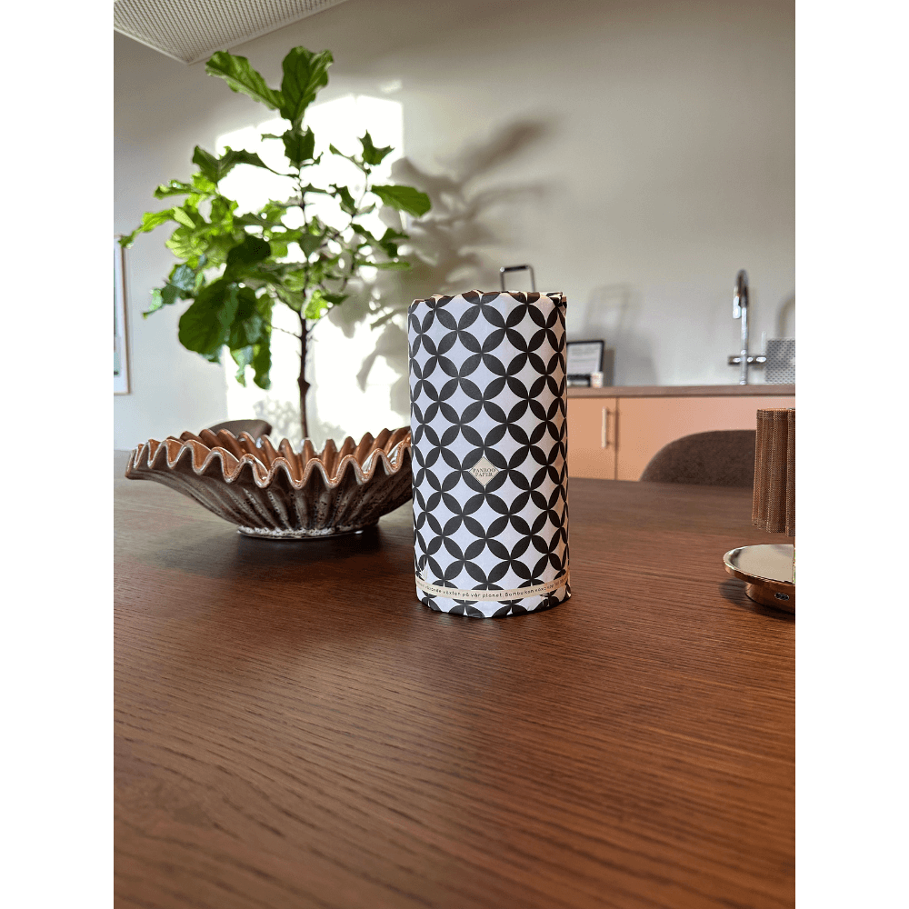 Bambu hushållspapper från Panboo Paper på träbord i lyxigt hotellrum - elegant heminredning