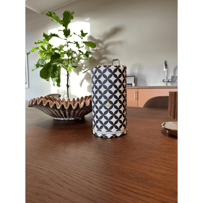 Bambu hushållspapper från Panboo Paper på träbord i lyxigt hotellrum - elegant heminredning